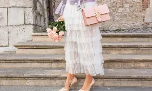 Elegancka spódnica tiulowa w stylizacjach na wiosnę. Delikatny tiul, pastelowa ramoneska i bukiet róż tworzą romantyczny look.