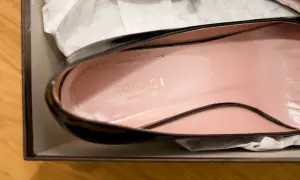 Złote logo Gucci i napis "made in Italy" na różowej wkładce buta. Jak rozpoznać oryginał torebki Gucci? Sprawdź detale.