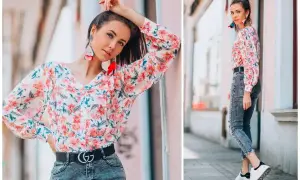 Letnia bluzka w kwiaty i jeansowe stylizacje. Urocze kolczyki dodają charakteru.
