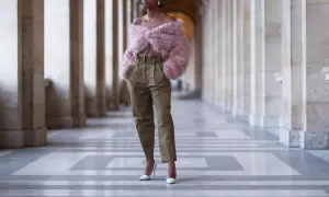Eleganckie spodnie z wysokim stanem w stylizacji z puchatym bolerkiem i szpilkami.