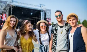 Piątka przyjaciół w letnich stylizacjach na koncert, uśmiechnięci i pełni energii.