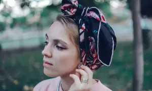 Elegancka opaska na głowę z wzorem kwiatowym, jak nosić ją stylowo.