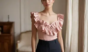 Elegancka bluzka z falbankami, idealna dla szczupłych z małym biustem. Podkreśla sylwetkę, dodając uroku.