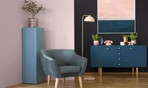 Stylowe wnętrze z fotelem, komodą i obrazem. W tle pudrowy róż i czerń. Dodatki w odcieniach różu i granatu.