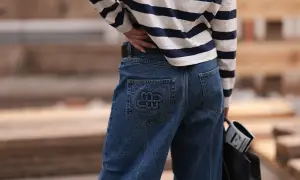 Niskie osoby mogą wyglądać świetnie w tych jeansach! Luźny krój i ciemny denim optycznie wydłużają nogi.