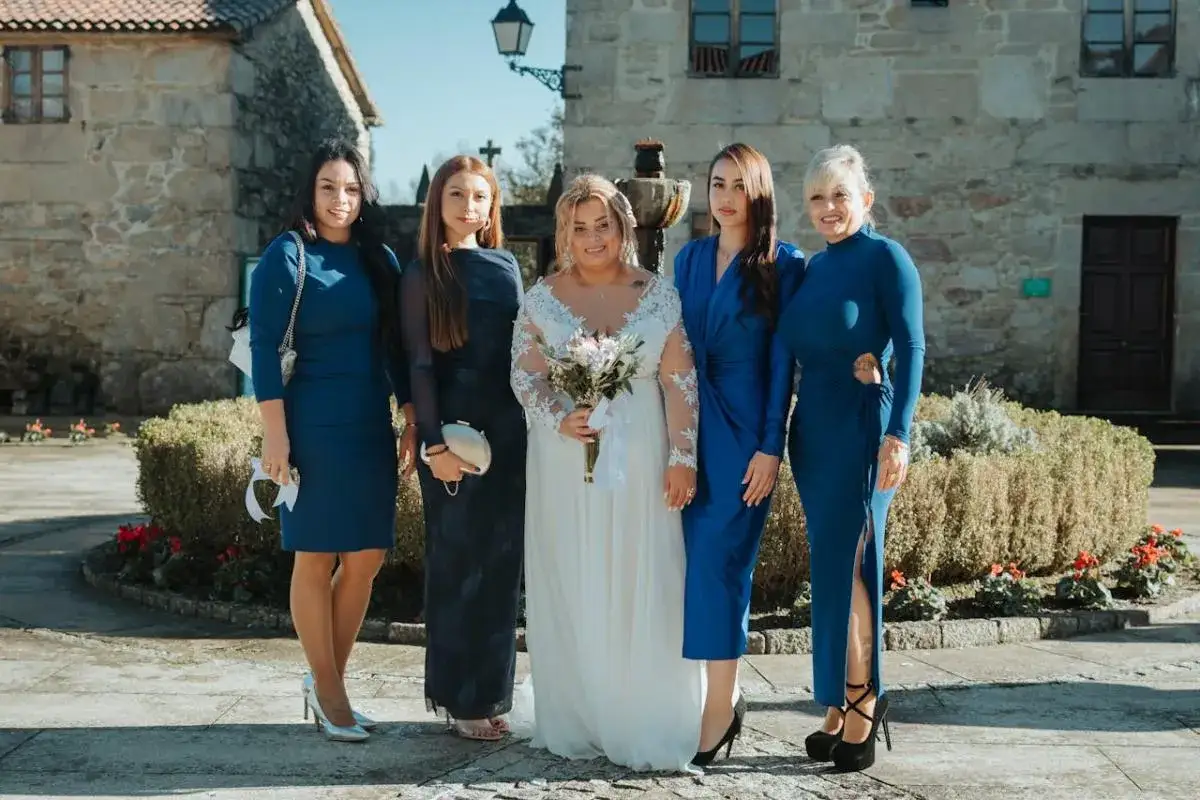Pięć kobiet w niebieskich sukienkach i panna młoda w bieli. Zastanawiasz się, jakie buty do chabrowej sukienki? Tutaj znajdziesz inspiracje!